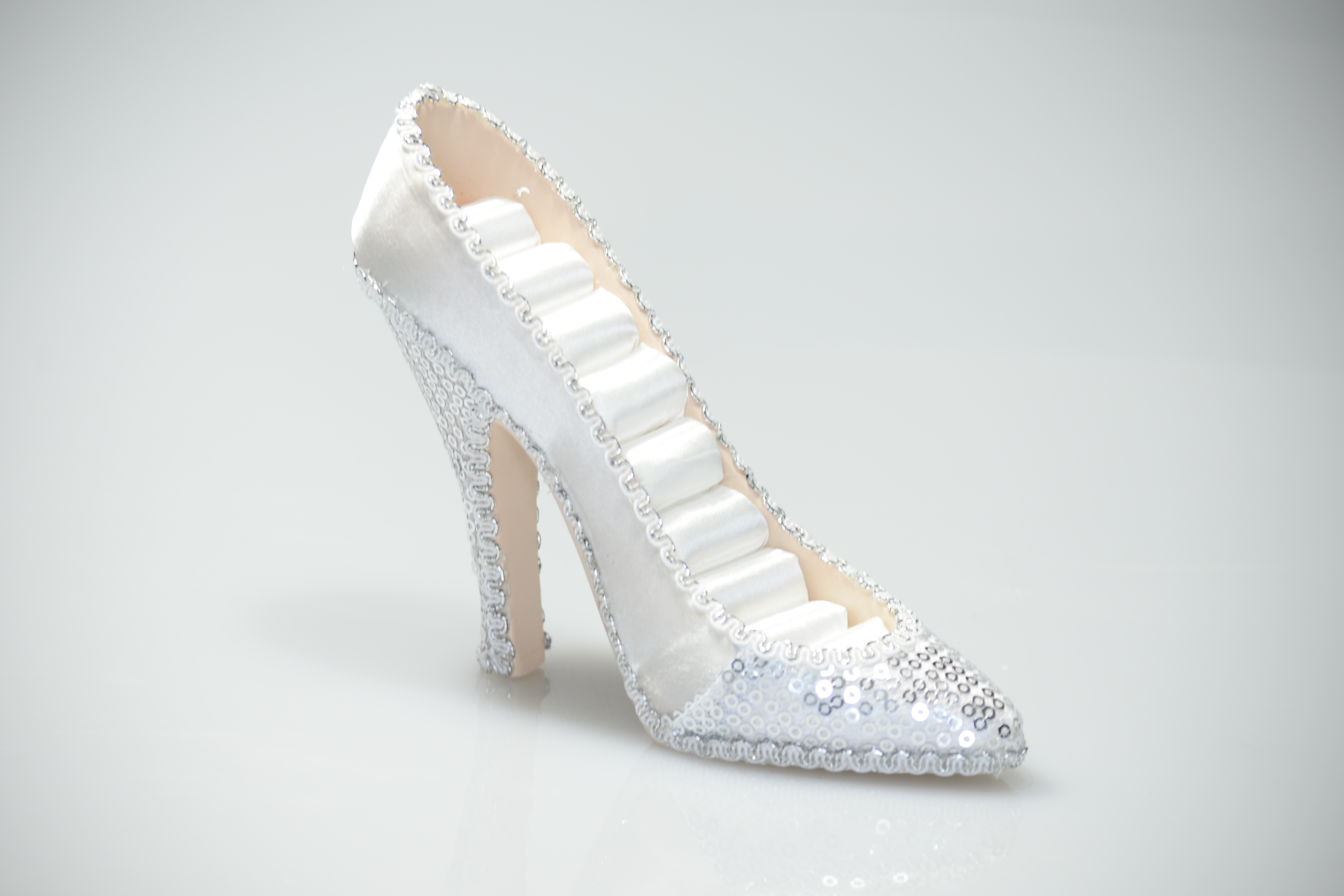 Stojánek na šperky bota - bílá